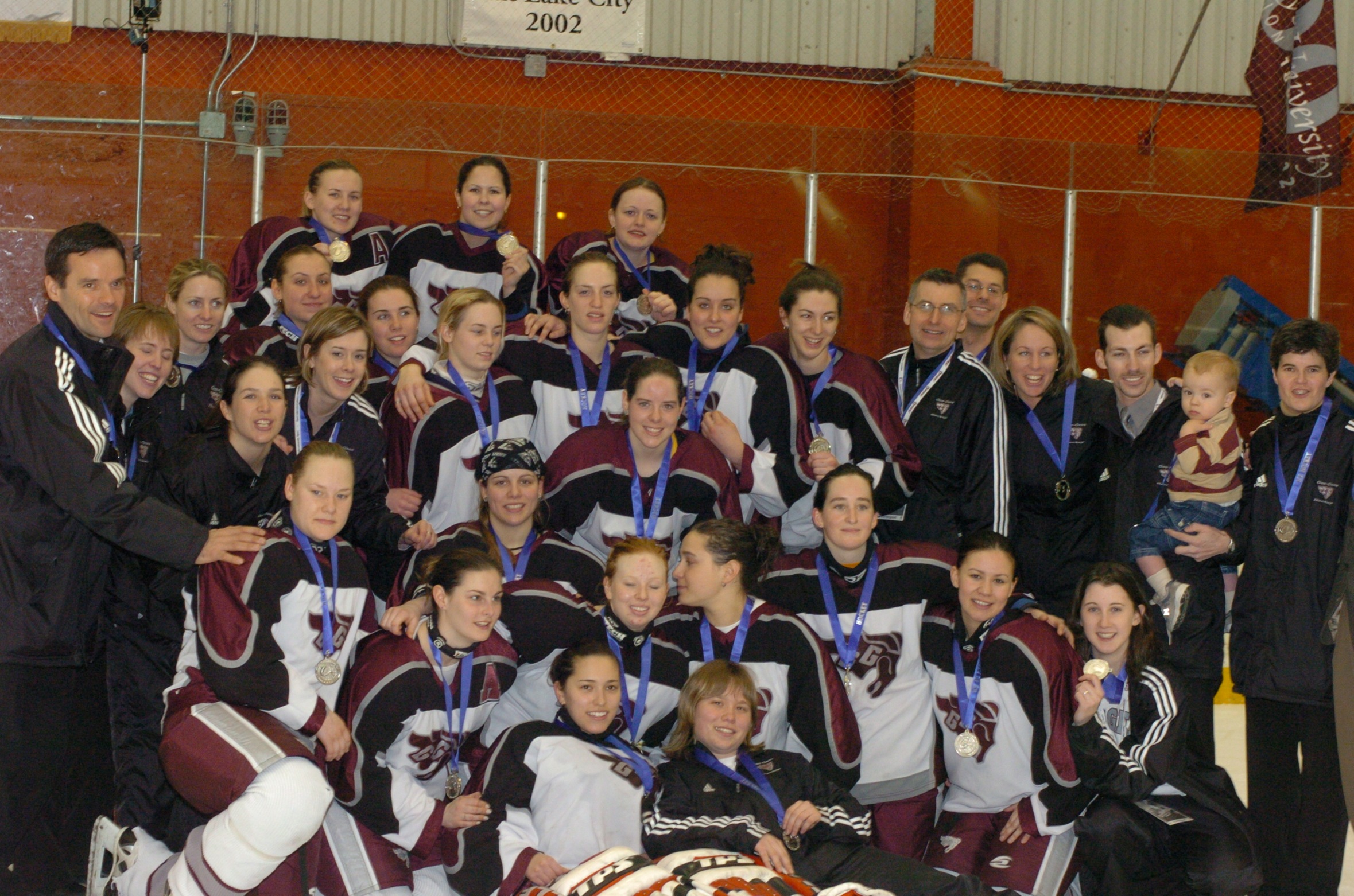 Hockey team group photo, 2004 with silver medals